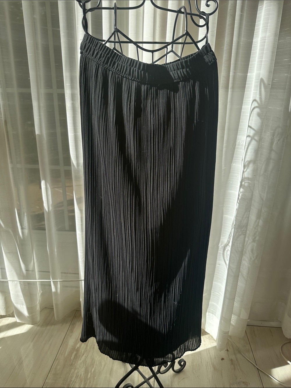 Classic Black Pleated Midi Skirt - Women's